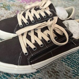 Like new Taos Z-Soul graphite/gray sneakers